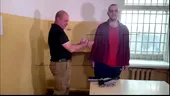 VIDEO | Soldatul britanic, capturat și condamnat la moarte de oamenii lui Vladimir Putin, forțat să cânte imnul Rusiei la televiziunea de stat