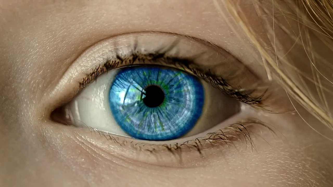 Obsesia unui fan, dusă la un alt nivel: Ar fi urmărit o vedetă studiind pozele și reflecțiile din pupilele ei - VIDEO