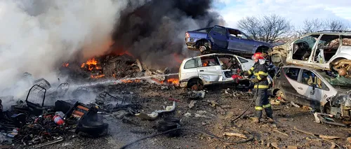 Incendiu la un depozit de mașini uzate din Neamț. Au ars 30 de autoturisme și un camion