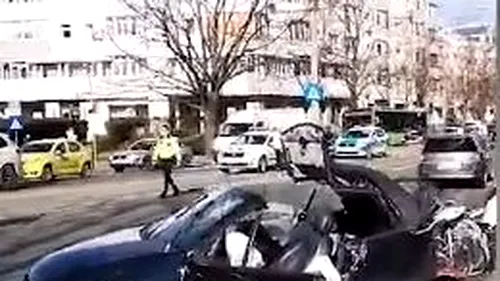 Accident grav. Un șofer fără permis, cu minori în mașină, urmărit de polițiști, în Capitală. O roată care s-a desprins a pus în pericol mai mulți oameni
