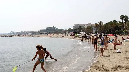 Una dintre cele mai cunoscute destinații de vacanță, INVADATĂ DE MEDUZE