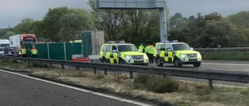Doi români, printre cei cinci oameni care au murit într-un groaznic accident pe o autostradă din Marea Britanie: un Nissan Micra a fost spulberat de un camion