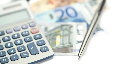 Când banii nu mai țin pasul cu traiul zilnic. De la cine se împrumută cel mai des românii și pentru ce