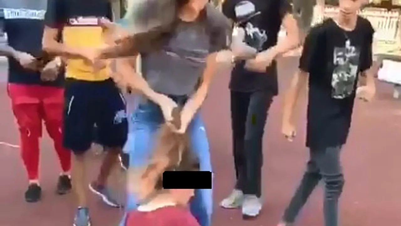 Incident scandalos: O adolescentă a fost bătută cu pumnii și picioarele de mai mulți copii într-un parc din București, în timp ce zeci de persoane privesc sau filmează - VIDEO