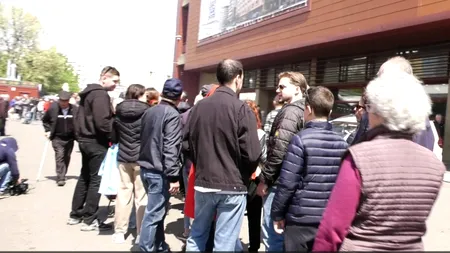 Coadă uriașă la micii lăudați din Obor, de 1 Mai. Rândul se întinde pe mai mult de 100 de metri, iar timpul de așteptare este de aproape 2 ore