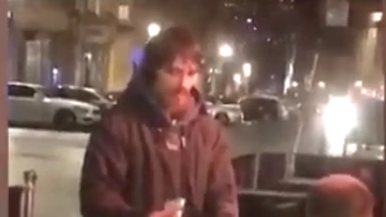 Fără bani, dar cinstit. Un bărbat i-a oferit unui cerșetor cardul bancar și codul PIN. Continuarea poveștii a impresionat mii de oameni VIDEO