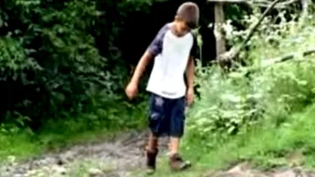 MOWGLI DE ROMÂNIA. Părăsit de părinți, Andrei trăiește singur într-o pădure de aproape doi ani