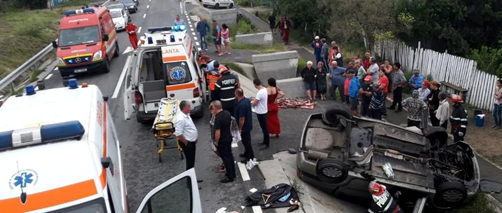 O femeie a murit și alte trei au răni grave, după ce mașina în care se aflau s-a răsturnat. Ce ar fi produs accidentul 