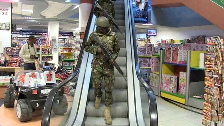 Cel mai sângeros atac din Nairobi din ultimii 15 ani. Bilanțul atinge 59 de morți și peste 175 de răniți. Forțe speciale israeliene au intrat în centrul comercial
