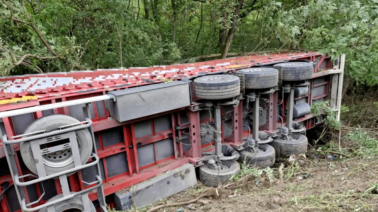 GIURGIU: Autotren încărcat cu radiatoare, răsturnat pe DN5B. Scurgeri de carburant pe drum