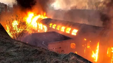 VIDEO Incendiu violent în gara Oravița. Flăcările au cuprins patru vagoane