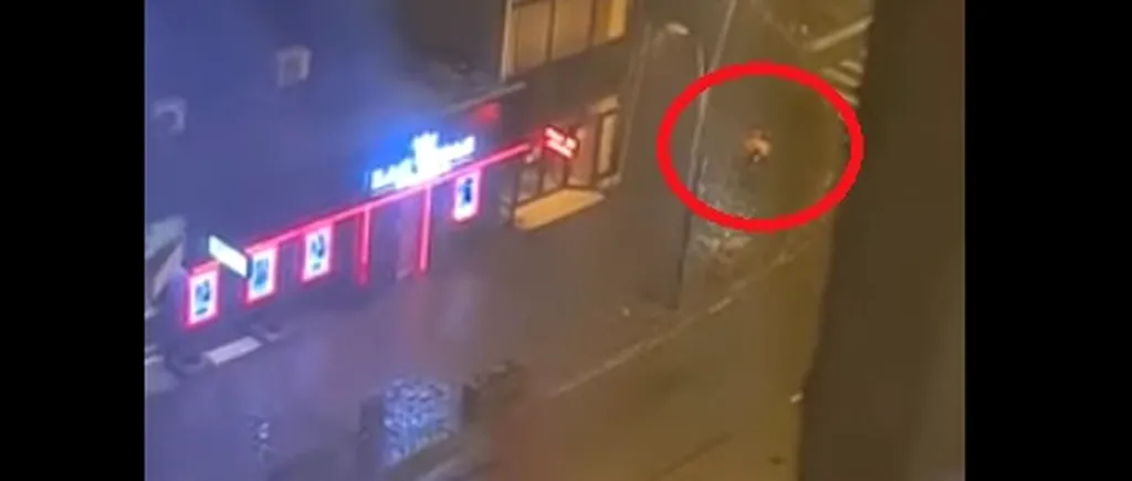 FOTO - VIDEO | Imagini șocante în timpul furtunii din Bacău. Un copil în cărucior este împins de vânt spre stradă, în timp ce mama intră la păcănele