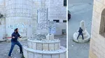 Scandal în Cisiordania: un parlamentar israelian de extremă dreapta, filmat în timp ce distruge cu barosul un monument palestinian, escortat de soldați israelieni