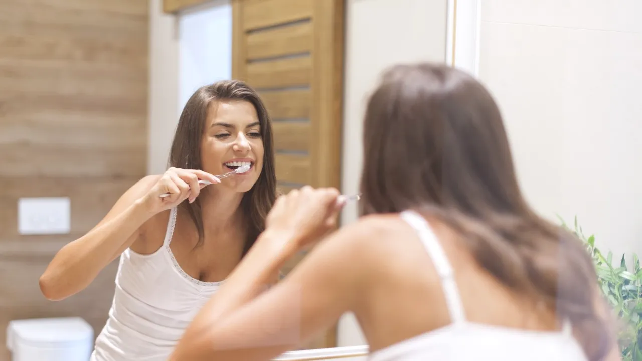 Ce alimente și băuturi sunt PERICULOASE pentru dantură. Greșeala frecventă pe care o fac mulți oameni