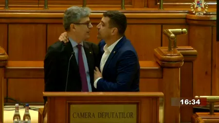 VIDEO | Ministrul Energiei, agresat fizic de George Simion în plenul Parlamentului. Liderul AUR: „Hoțule!” / Virgil Popescu: „Ești un prost!”