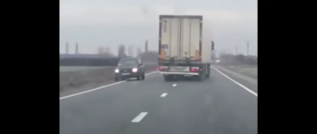 VIDEO | Șofer de TIR beat, oprit în trafic de alți doi șoferi care i-au luat cheile din contact. Acesta conducea pe contrasens
