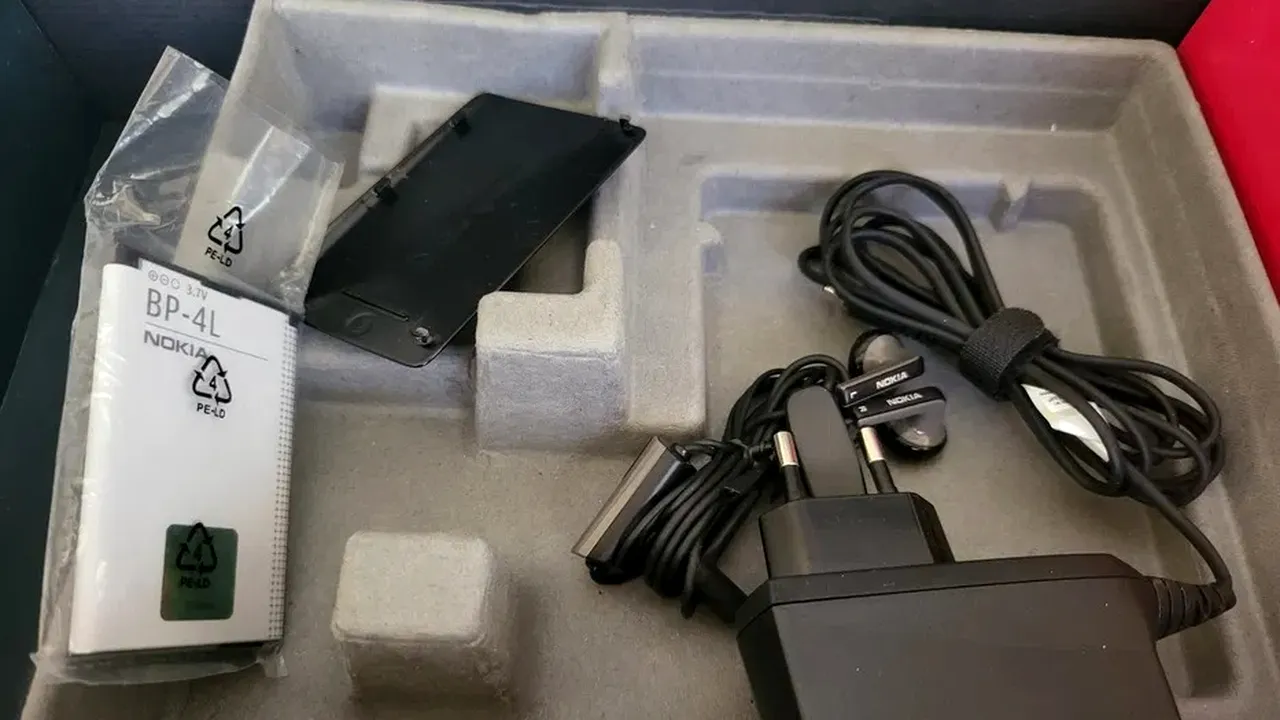 Telefonul lansat în 2007, care se vinde acum cu 2.000 de lei. Are o memorie internă de doar 128 de MB