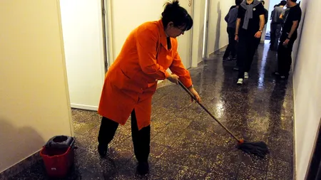 Câți LEI are salariu o femeie de serviciu în București, în 2023. Primește și bonuri de masă