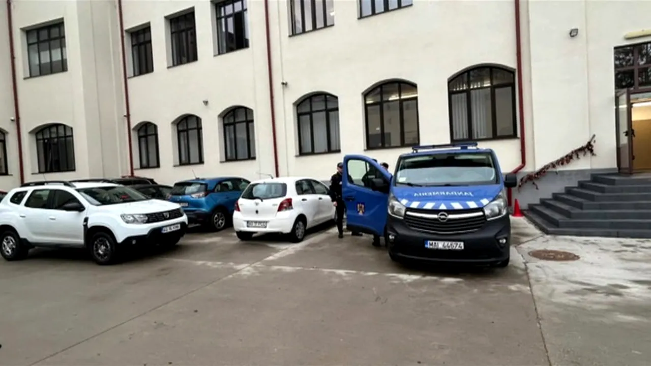 Atac cu maceta într-un liceu din Pitești. Un elev de 15 ani și-a rănit un coleg și l-a agresat pe altul