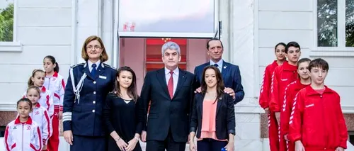 Ministrul Gabriel Oprea le-a premiat cu câte 50.000 de lei pe gimnastele dinamoviste Larisa Iordache și Diana Bulimar