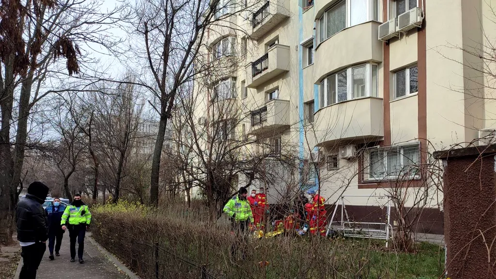 FOTO-VIDEO | Un bărbat de 63 de ani a murit după ce a căzut de la etajul 4 al unui bloc din București