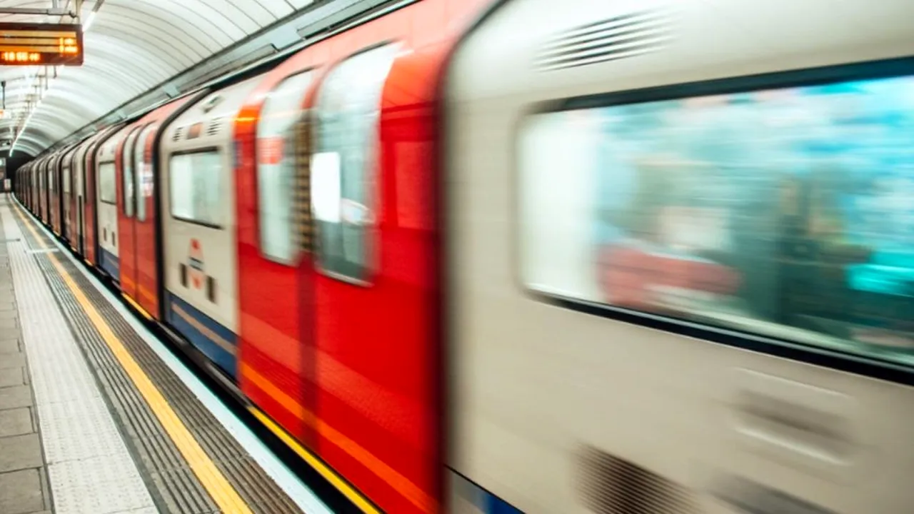 PERICOL. Haos la metrou. S-au călcat în picioare din prima zi după ridicarea restricțiilor! VIDEO