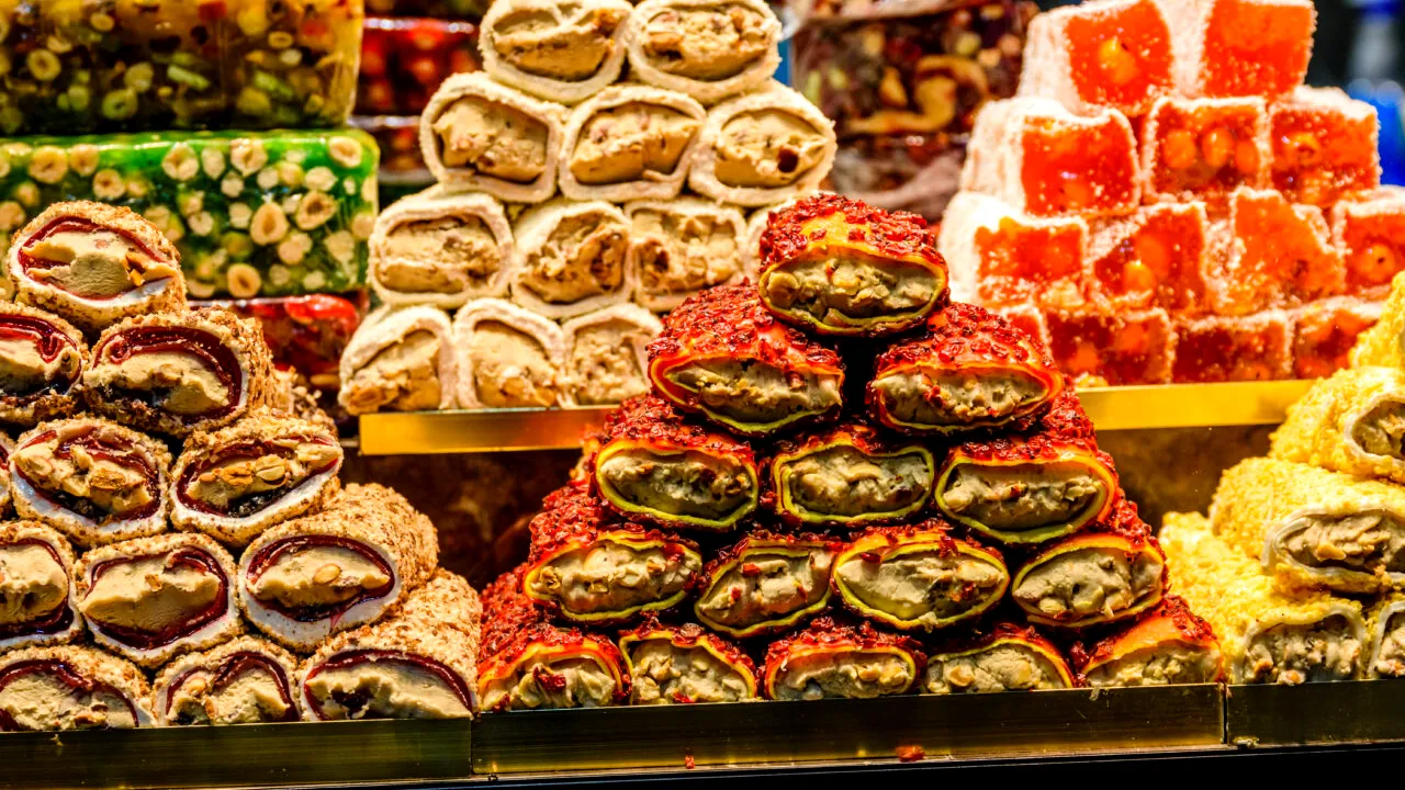 Vacanță transformată în tragedie: o turistă din Germania și cei doi copii au murit după ce au mâncat de la vânzătorii stradali, la Istanbul