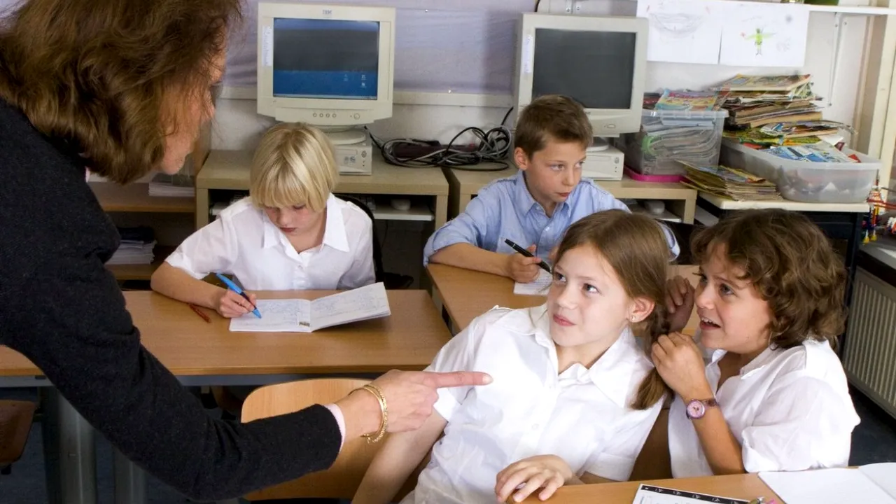 Anchetă la o școală din Prahova după ce 12 de elevi au fost lăsați CORIGENȚI la matematică chiar în pragul Evaluării Naționale. Ce riscă profesoara?
