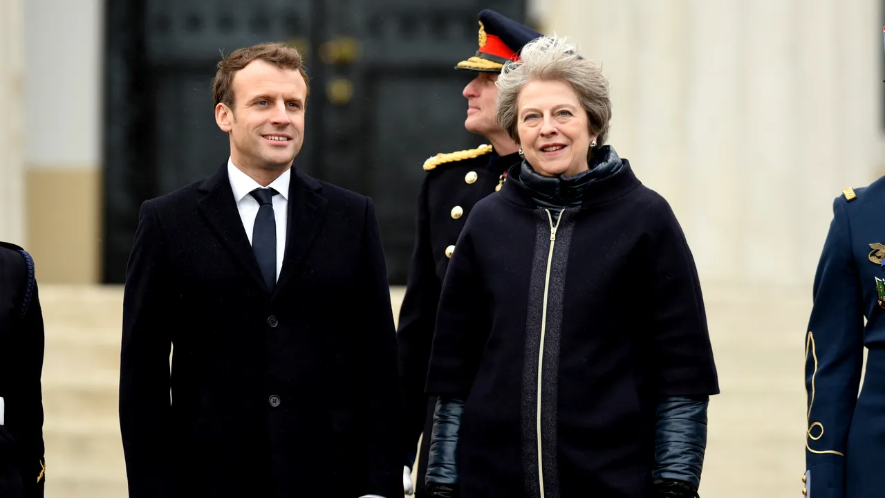 Primul acord semnat de Marea Britanie pentru a opri valul de imigranți. Ce prevede înțelegerea parafată de May și Macron