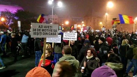 Protest #Colectiv - ZIUA 5. Peste 3000 de oameni s-au strâns la Universitate. Protestatarii au intrat în conflict cu suporterii echipelor de fotbal