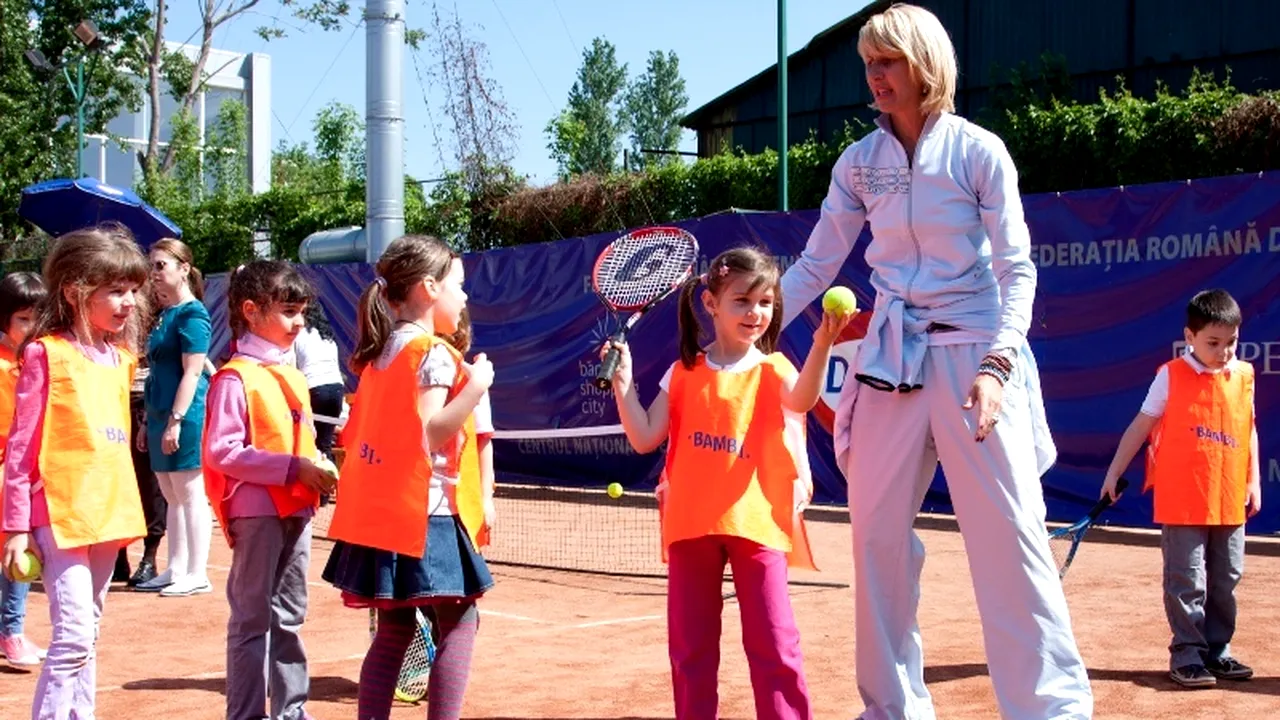 Atleta Monica Iagăr a jucat tenis cu copiii la un turneu pentru juniori