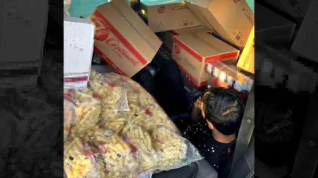 Adolescent român, găsit ASCUNS printre saci de pufuleți. Autoritățile anchetează acum doi adulți care au încercat să îl scoată din țară