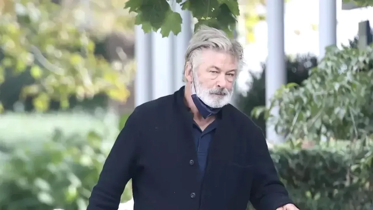 „Moarte fără sens”. Alec Baldwin a fost dat în judecată pentru moartea „imprudentă” cauzată de împușcăturile de pe platourile de filmare