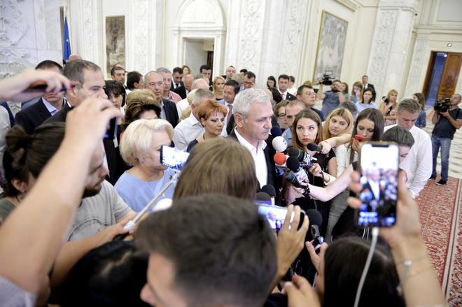 Liviu Dragnea înconjurat de liderii PSD după ședința CExN 