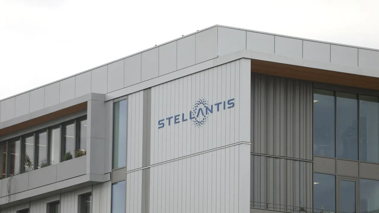 Stellantis oprește temporar producția în Franța. Gigantul auto se confruntă cu PROBLEME pe fondul cererii slabe venite din piața europeană