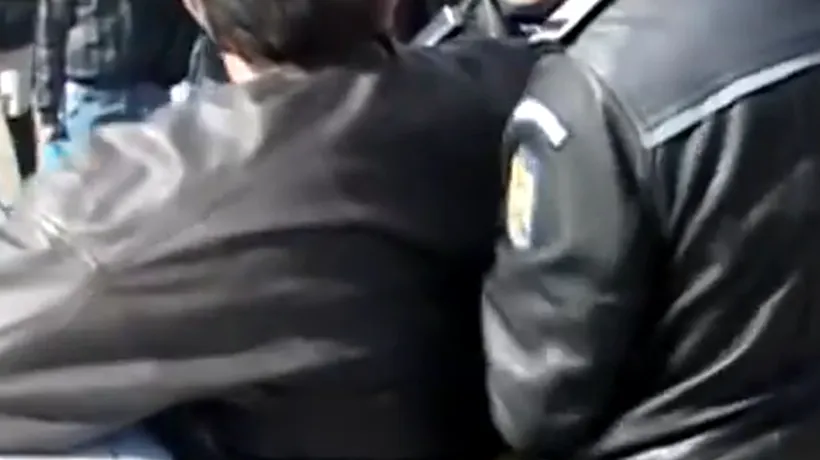 Șofer băut, încătușat de polițiști după ce a făcut scandal în trafic