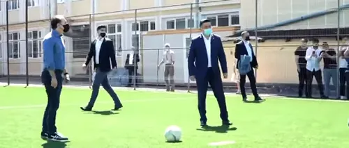 Florin Cîţu a jucat fotbal cu elevii unui liceu teologic din Satu Mare
