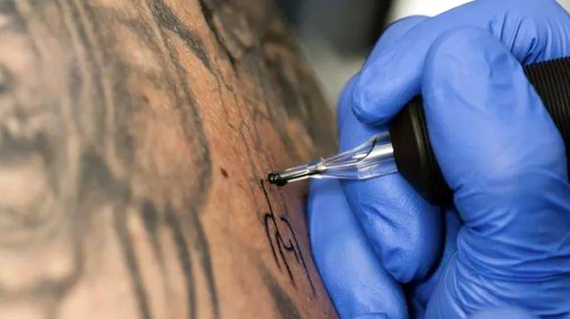 Doi deținuți i-au tăiat mâna unui coleg din cauza unui tatuaj