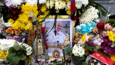 Un român care doarme pe treptele Vaticanului i-a adus un omagiu EMOȚIONANT Papei Francisc