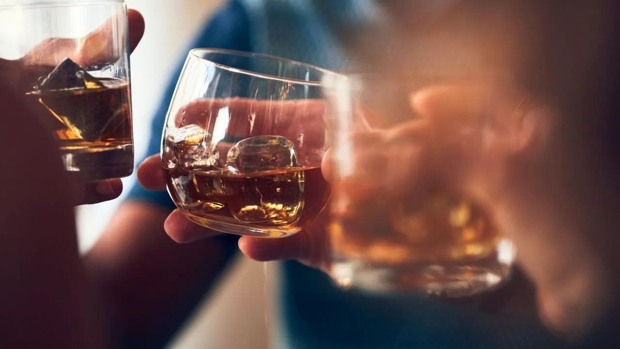 România, în topul consumului de ALCOOL. Bărbații români 