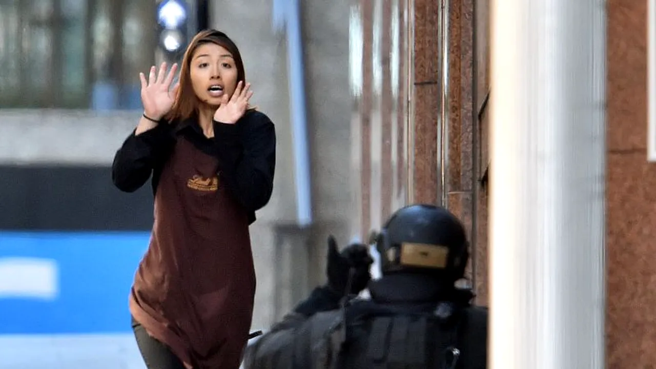 Zeci de ostatici luați la Sydney într-o cafenea. În fereastră a fost pus un steag islamic. Autorul atacului a fost identificat. Susține că a pus 4 bombe în zonă - UPDATE