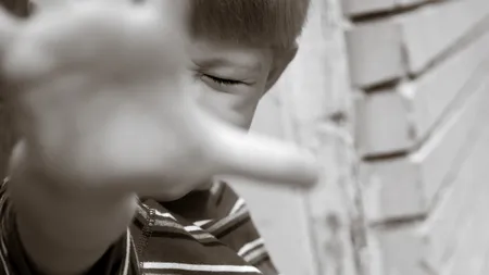 Un nou caz grav de bullying: Anchetă a polițiștilor din Alba după ce un băiat a fost lovit și umilit, pe stradă, de alți copii