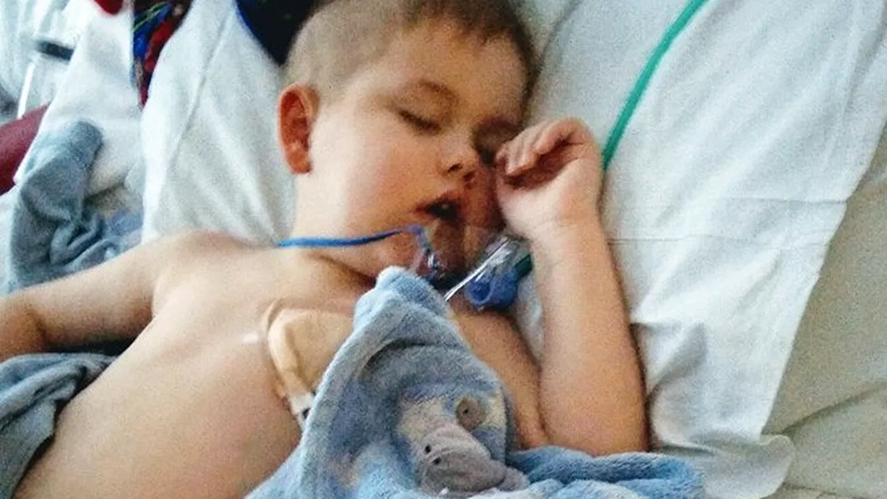 Gest impresionant. Mii de oameni au stat la coadă, ÎN PLOAIE, pentru a salva un copil bolnav de LEUCEMIE