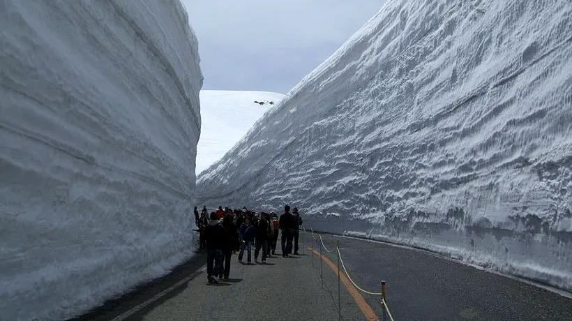 VIDEO: Coridorul de zăpadă cu pereți de 20 de metri înălțime, una dintre atracțiile turistice ale Japoniei
