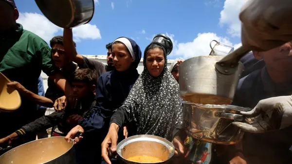 PAM: Depozitele de alimente din Gaza au fost luate cu asalt de „hoarde de oameni înfometați”