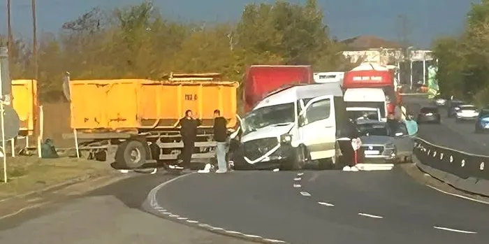 Accident între un microbuz cu persoane și o autobasculantă la Buftea, pe Drumul Național 7. Două persoane au murit