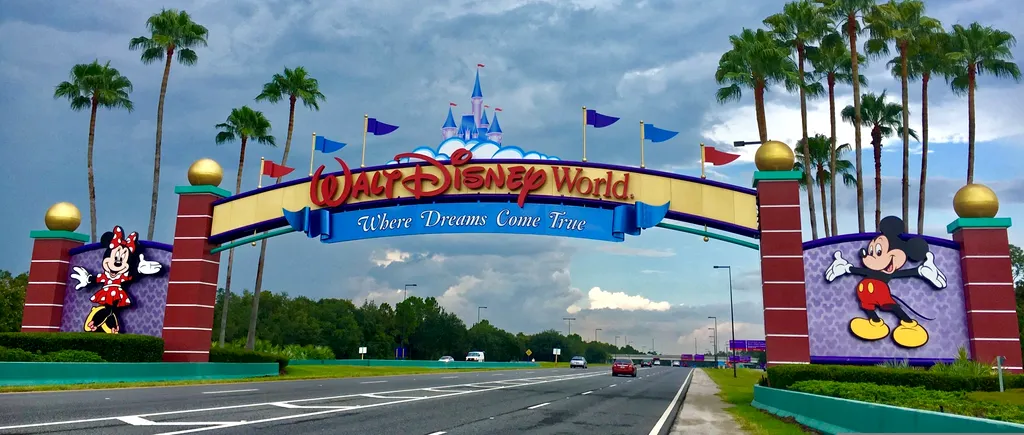 Disney concediază zeci de mii de angajaţi din parcurile tematice: Am luat decizia foarte dificilă de a începe procesul de reducere a forţei de muncă