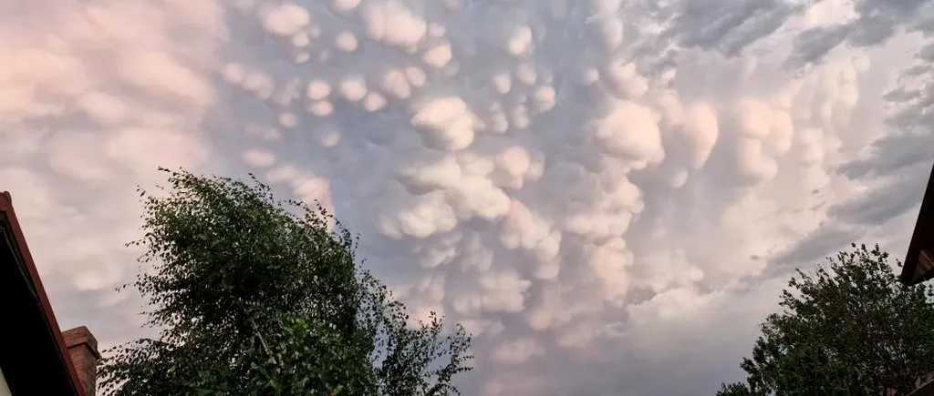 Fenomen meteo rar și spectaculos pe cerul României. Ce sunt și cum arată norii mammatus. Sunt PERICULOȘI?