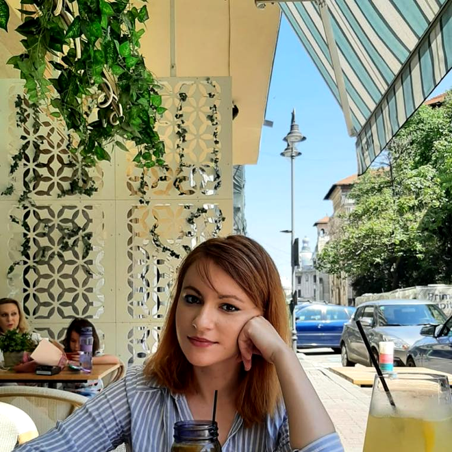 Doliu în lumea presei. Jurnalista Iulia Marin a fost găsită FĂRĂ VIAȚĂ în apartamentul în care locuia. Avea doar 32 de ani / Sursa foto: Facebook