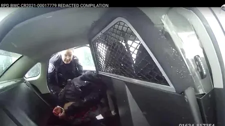 O fetiță de 9 ani a fost încătușată și stropită cu spray lacrimogen de polițiștii: „Arde rău”